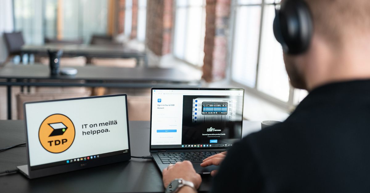 Kuvituskuva: Kannettavia tietokoneita IT-asentajan työpöydällä